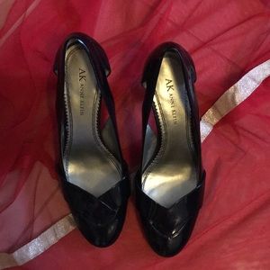 Anne Kline Black Patent heel shoes like new.